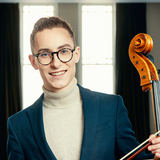 David Liam Roberts tenant un violon.